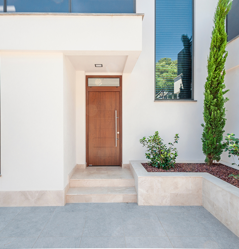 Porte d'entrée contemporaine installée par BAB Fenêtres